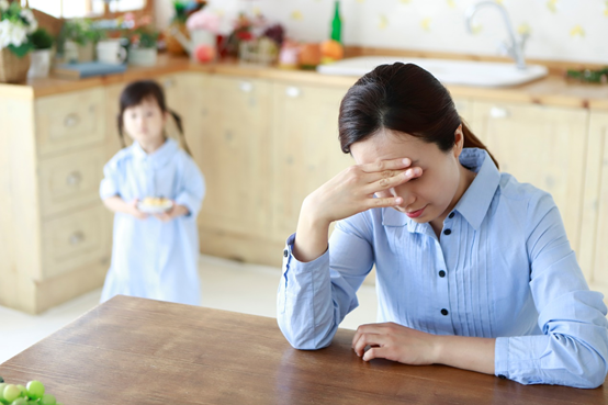 《三十而已》：为了孩子，甘心给别人提鞋的妈妈是怎样修炼出来的？